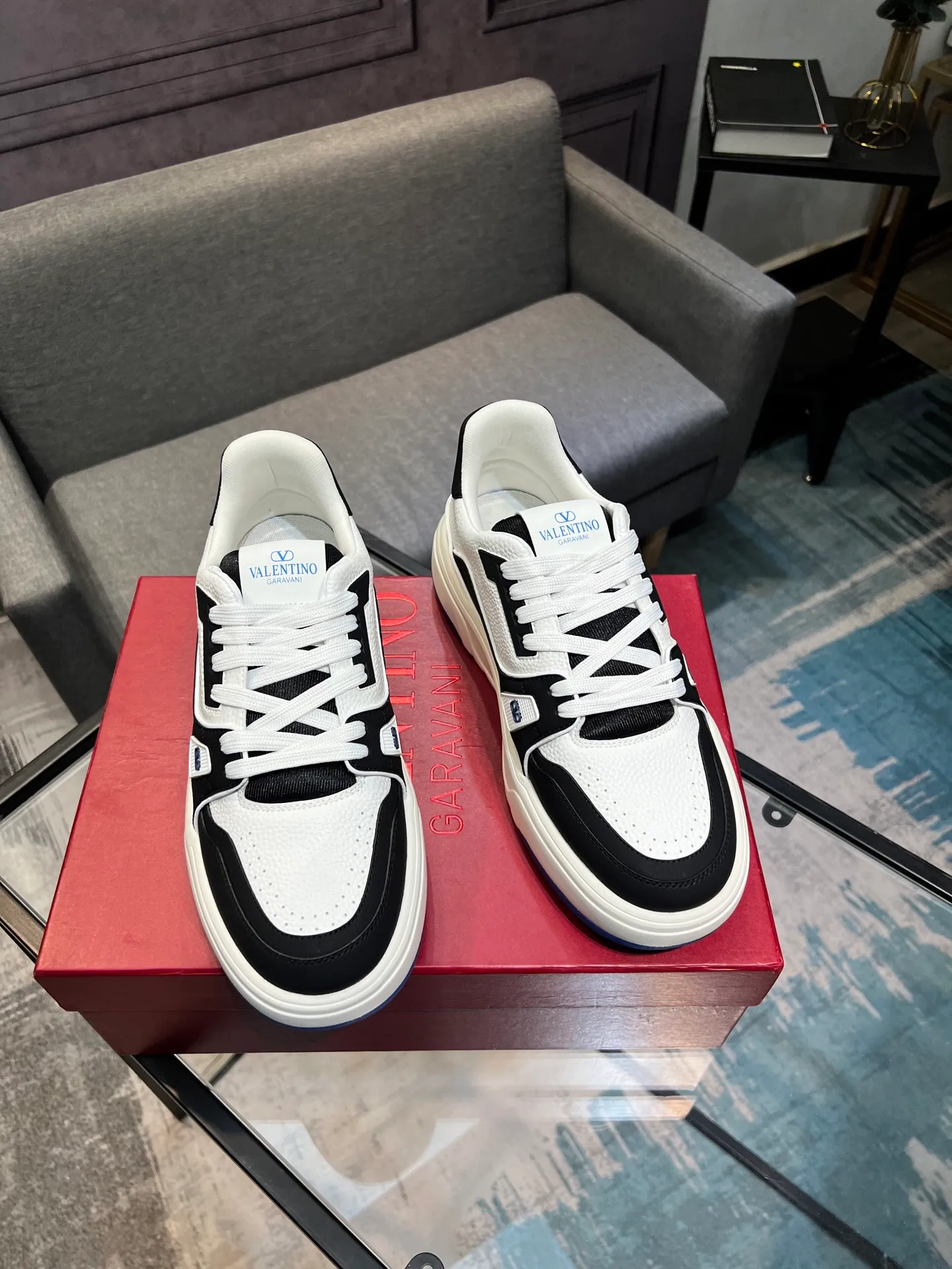 Men's men's shoes 💰660 𝑽𝒂𝒍𝒆𝒏𝒕𝒊𝒏𝒐 Valentino 𝑶𝒏𝒆𝑺𝒕𝒖𝒅 Couple's sneaker series Valentino 2025 latest couple's sneakers, celebrity style, hot sale. The original ZP was purchased and dismantled. Repeated pattern making and modification. I strive to restore the original version 1:1! Top luxury masterpiece, soft and comfortable, combining fashion and leisure, bringing excellent elegant texture and excellent on-foot comfort. Top purchase version upper: imported calfskin surface/original oil edge craftsmanship. Inner: water-dyed cowhide lining. Outsole: original development 𝐓𝐏𝐔 two-color combination outsole. Packaging: original configuration complete package. Code number: 35-44 yards. 34.45 can be customized. Can be customized (self-labeled-no label) order.